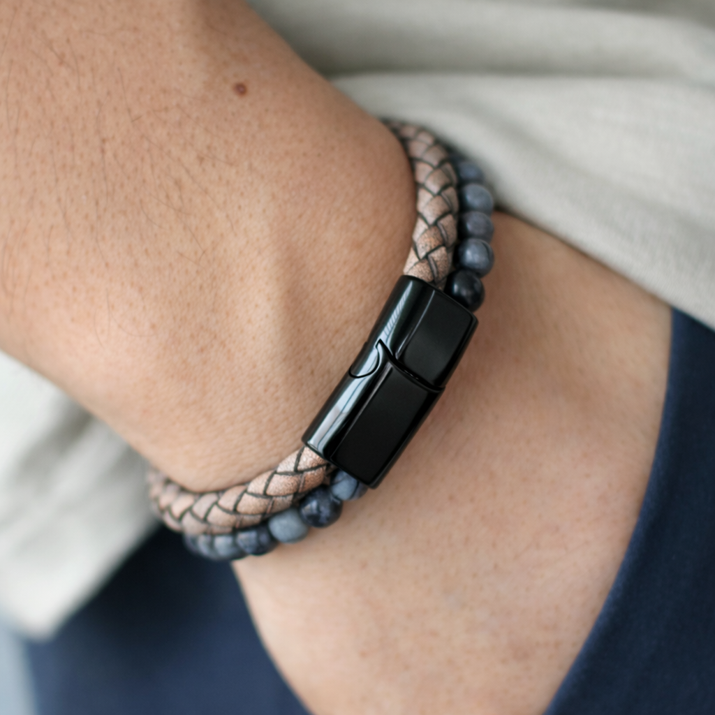 Bruine leren armband met donkere tijgeroog kralen – robuust en stijlvol