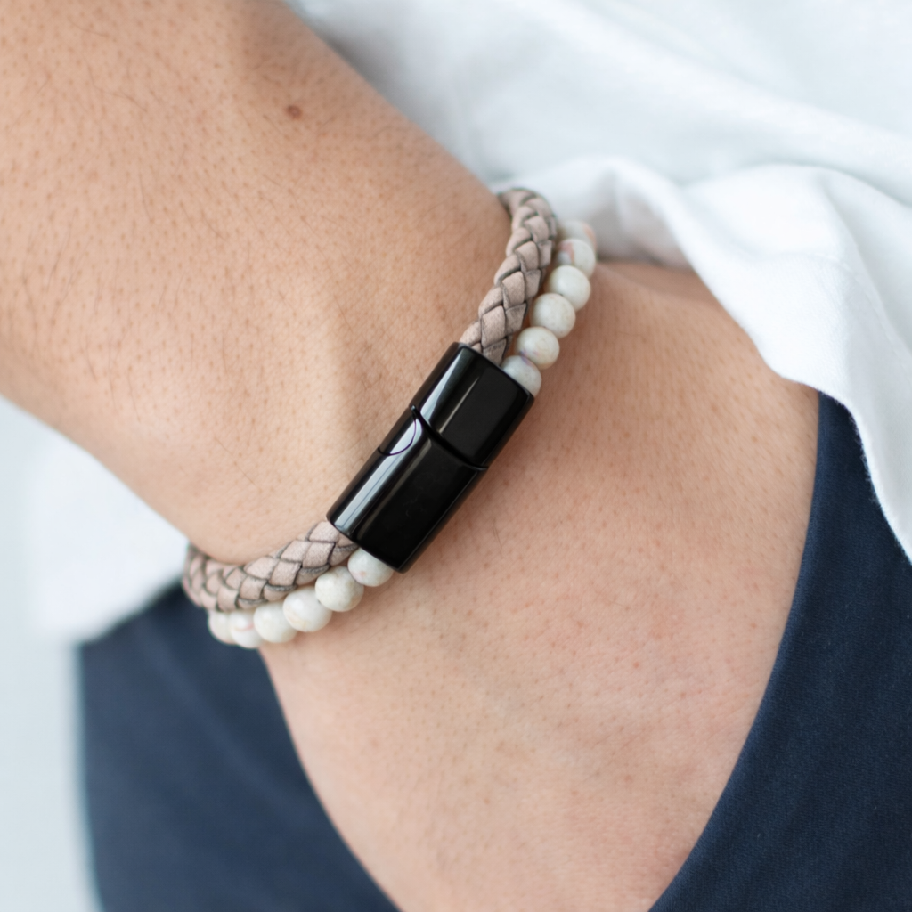 Lichte leren armband met witte tijgeroog kralen – stijlvol en uniek