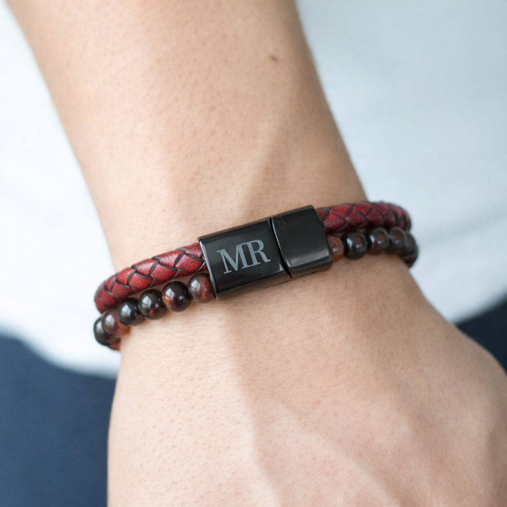 Leren armband met donkerrode tijgeroog kralen – vastberaden en betekenisvol