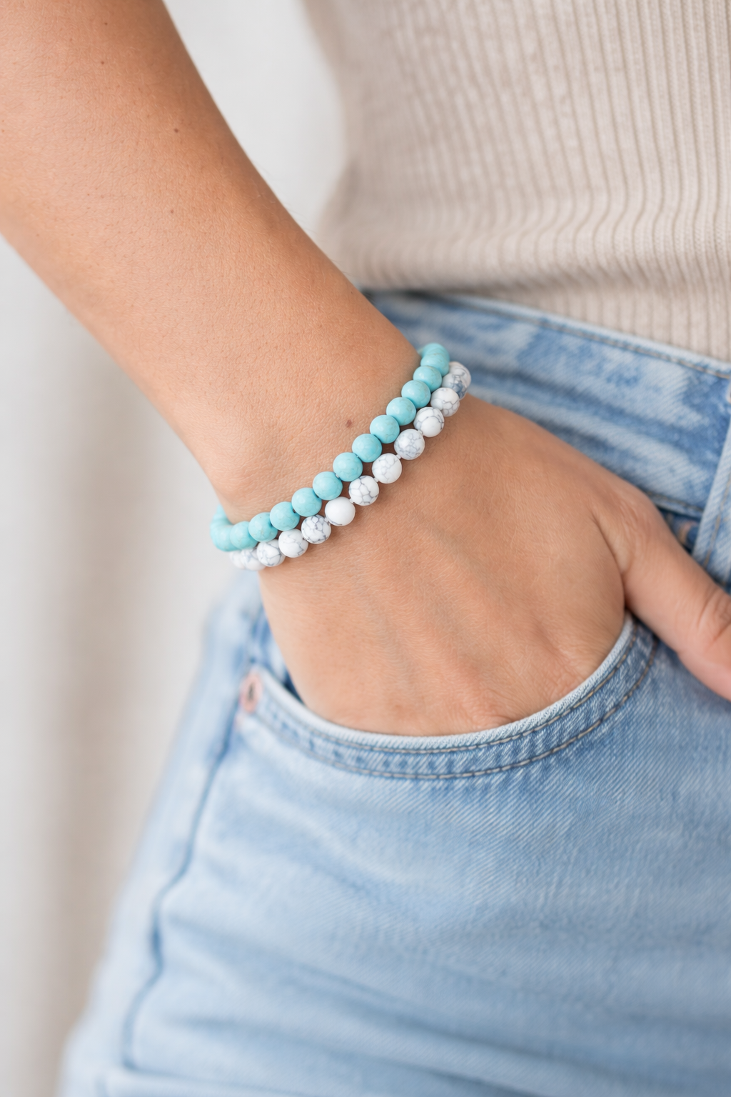 Kralenarmband marmer wit met turquoise kraal – stijlvol en uniek