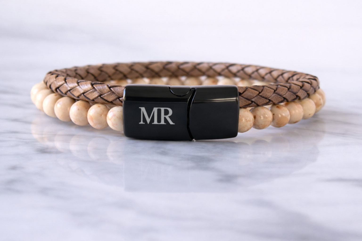 Lichte leren armband met witte tijgeroog kralen – stijlvol en uniek