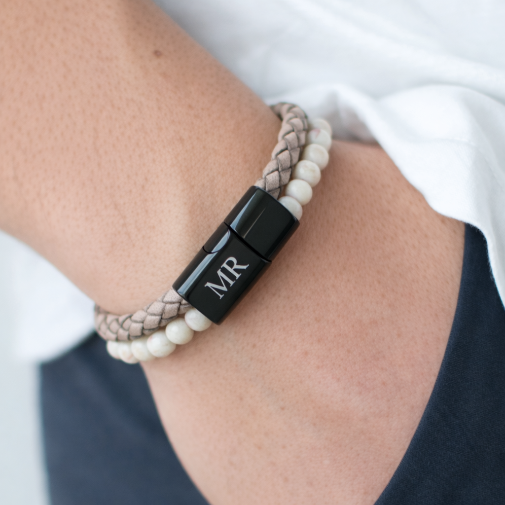 Lichte leren armband met witte tijgeroog kralen – stijlvol en uniek