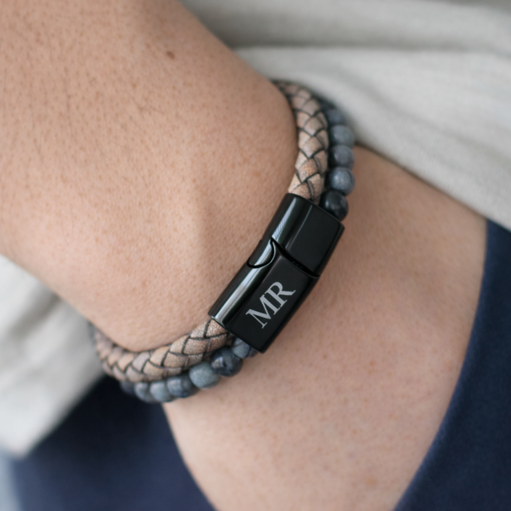 Bruine leren armband met donkere tijgeroog kralen – robuust en stijlvol