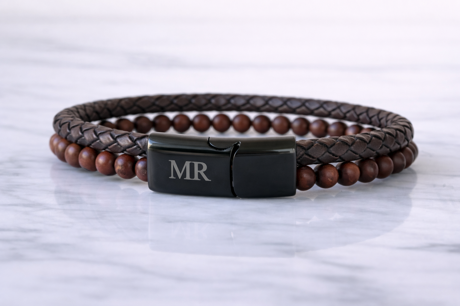 Leren armband met bordeauxrode tijgeroog kralen – vastberaden en betekenisvol