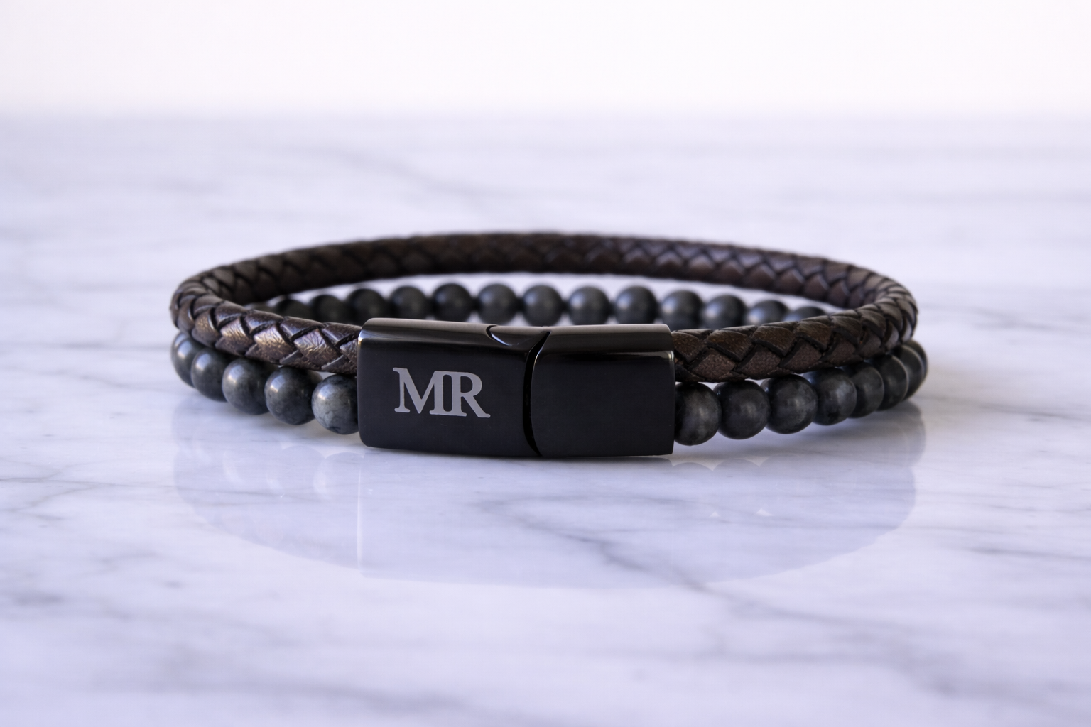 Leren armband met grijze tijgeroog kralen – vastberaden en betekenisvol