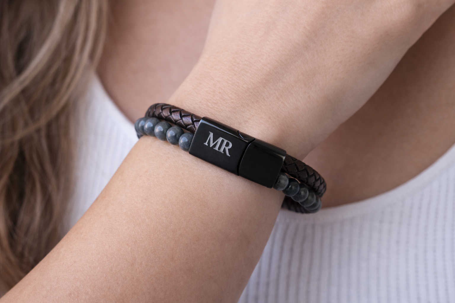 Leren armband met grijze tijgeroog kralen – vastberaden en betekenisvol