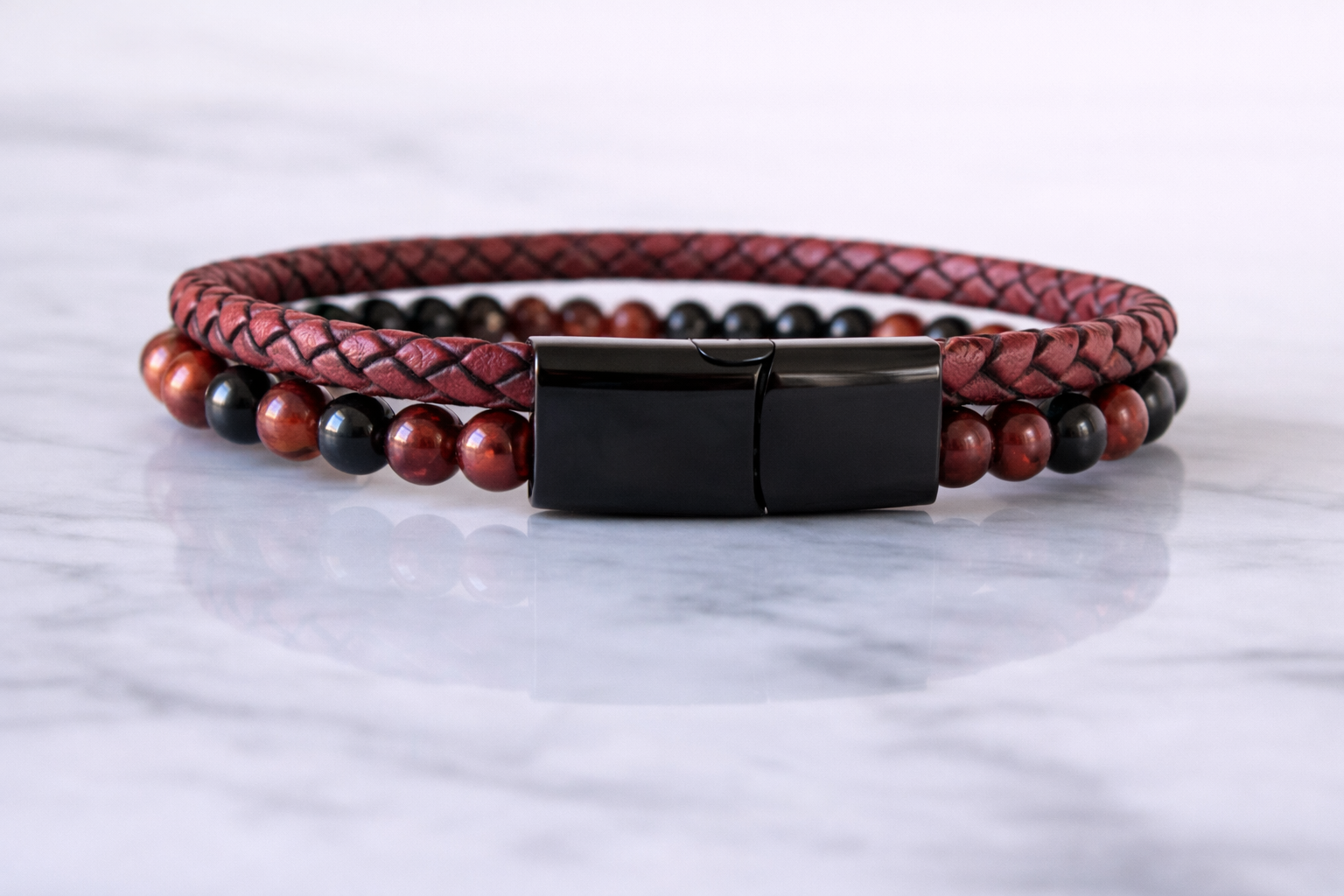 Rode leren armband met donkerrode tijgeroog kralen – krachtig en stijlvol