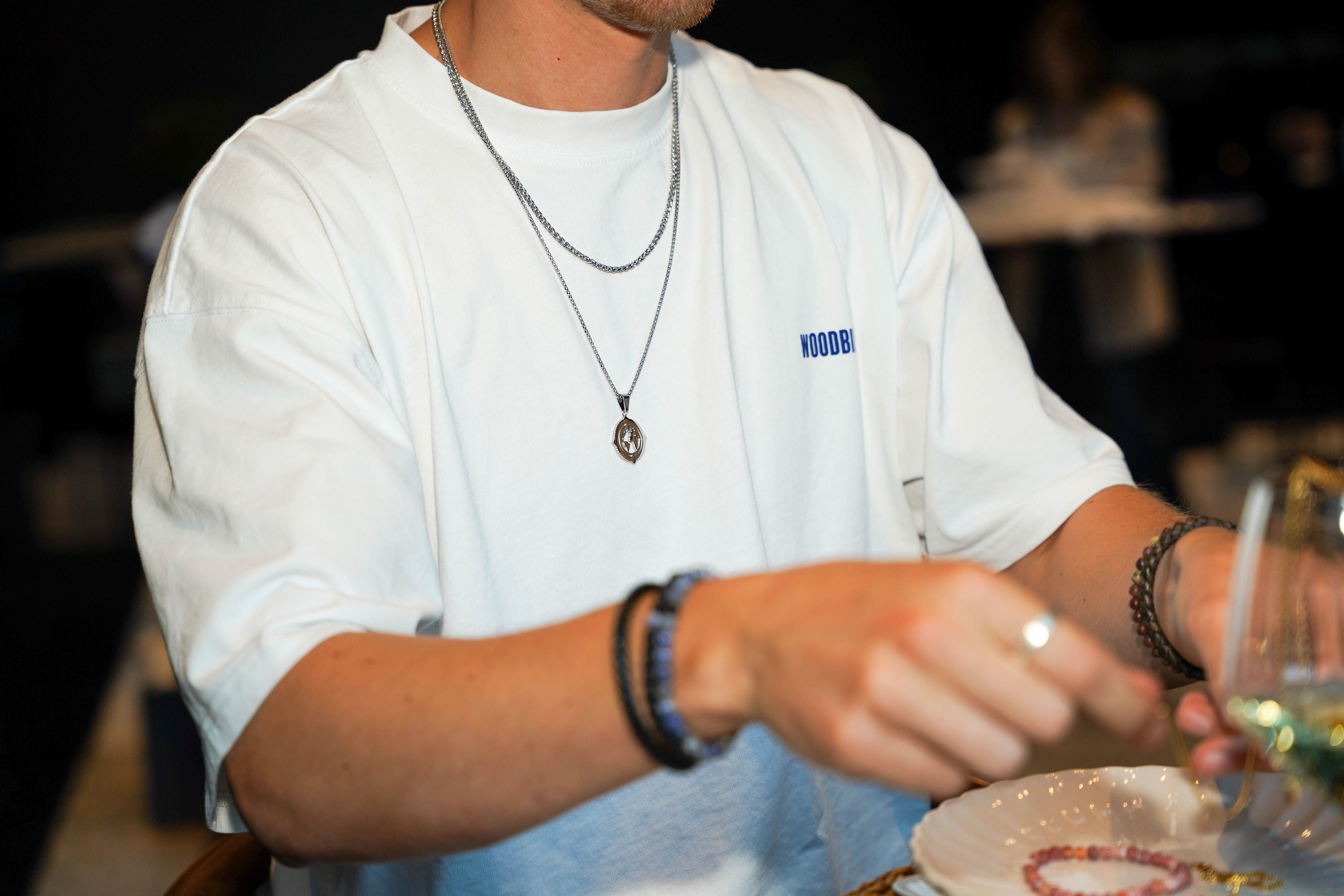 Hanger World Zilver – symbool van verbinding en kracht