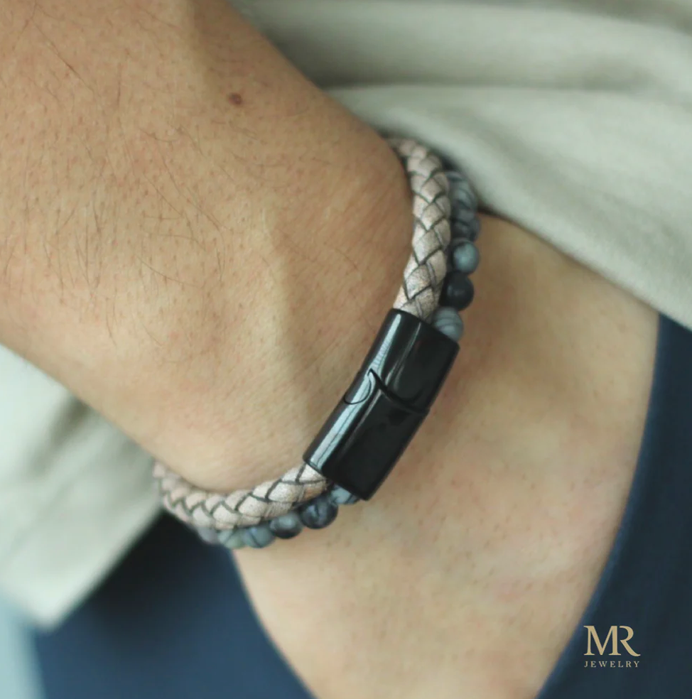 Bruine leren armband met donkere tijgeroog kralen – stoer en stijlvol