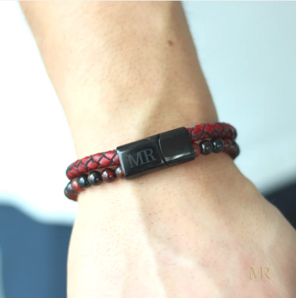 Rode leren armband met donkerrode tijgeroog kralen – krachtig en stijlvol