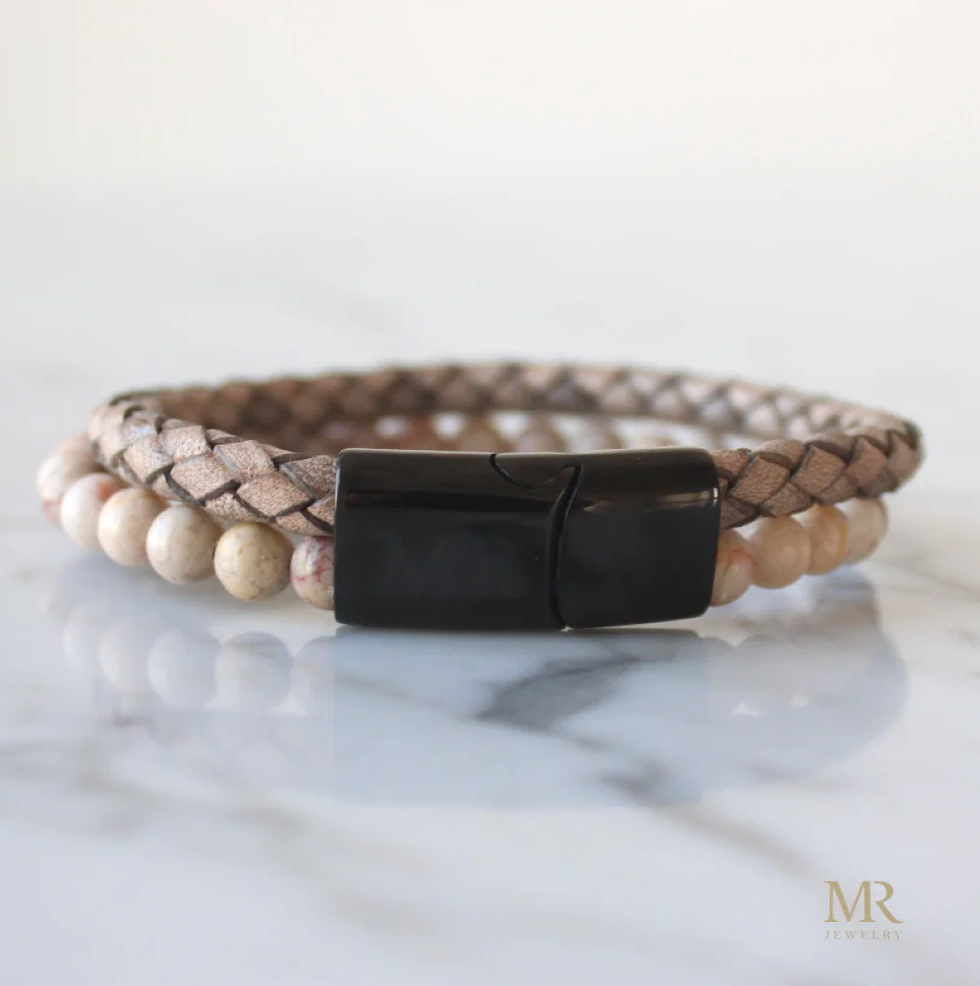 Lichte leren armband met witte tijgeroog kralen – stijlvol en uniek