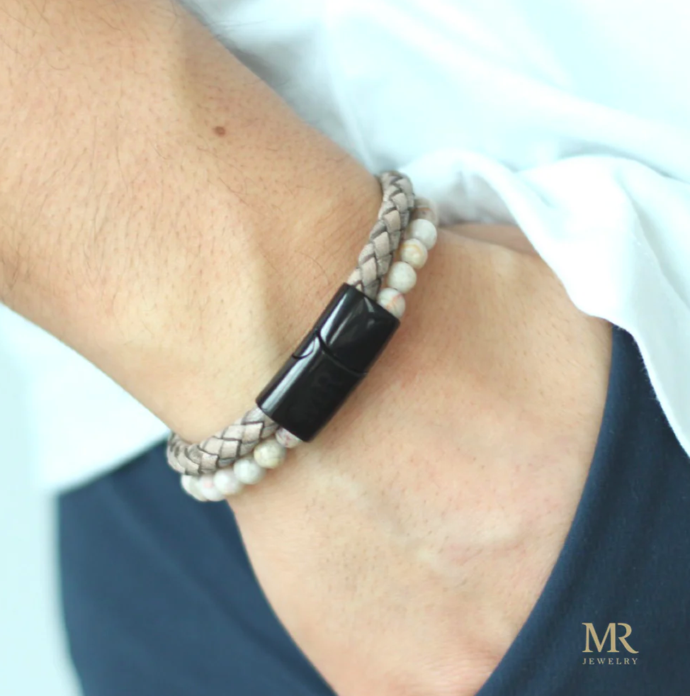 Lichte leren armband met witte tijgeroog kralen – stijlvol en uniek